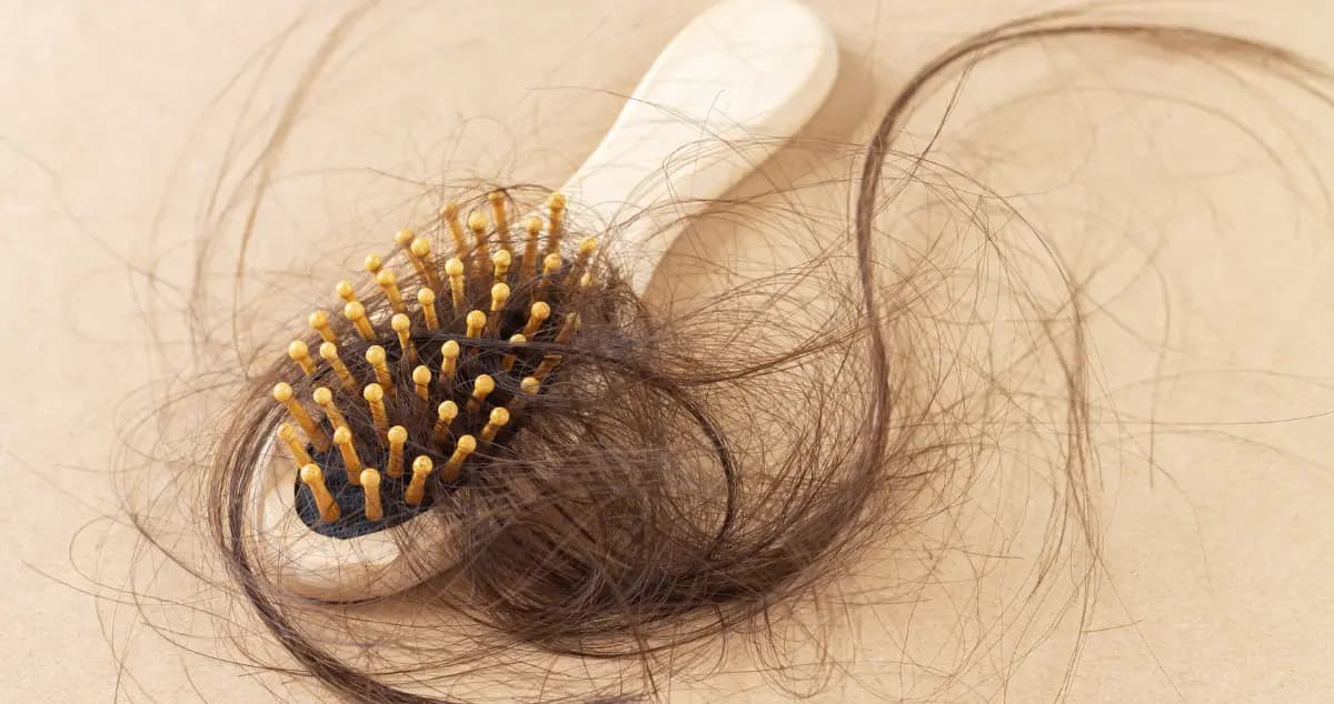 Queda de cabelo na menopausa: causas e tratamentos